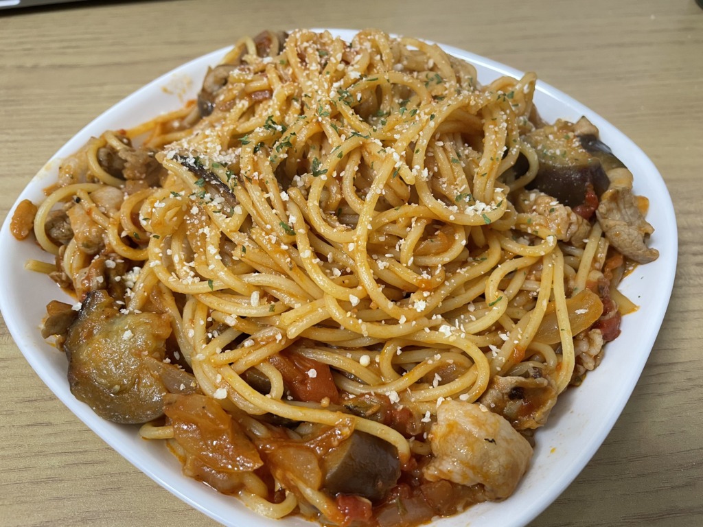 トマトソースパスタ